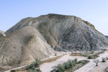 Dağın tepesinde patika ve mavi gökyüzü. Dağlarda yürüyüş ve yürüyüş yapmak. Macera ve seyahat konsepti.