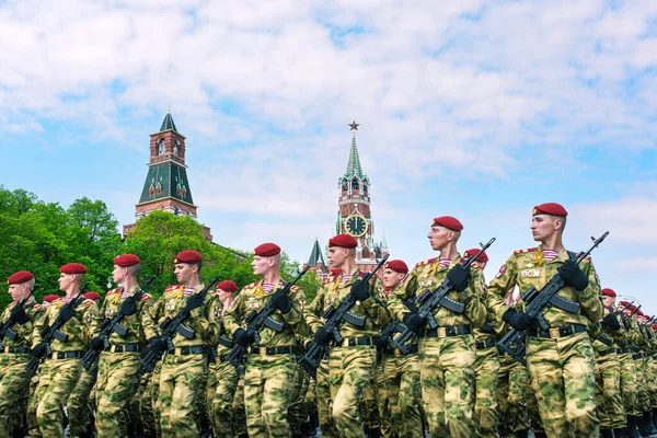 Parade de la Victoire sur la Place Rouge à Moscou. L'armée russe en bérets rouges et uniformes verts. Militaire armé : Moscou, Russie, 09 mai 2019 Photos De Stock Libres De Droits