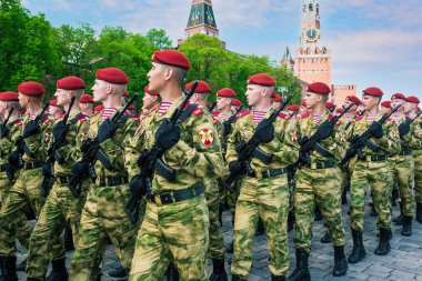 Ordu silahlandı. Rus ordusu kırmızı bereliler ve yeşil üniformalı: Moskova, Rusya, 09 Mayıs 2019