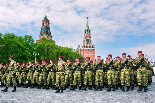 พาเหรดชัยชนะที่เรดสแควร์ในมอสโคว์ กองทัพอยู่ในอาวุธ กองทัพรัสเซียในชุดสีแดงและเครื่องแบบสีเขียว: มอสโก, รัสเซีย, 09 พฤษภาคม 2019 รูปภาพสต็อก