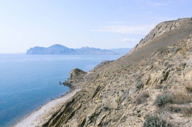 Dağdan güzel doğa ve dağlara bak. Rocky dağı ve deniz manzarası. Sıcak ülkelere tatil, turizm ve yaz seyahati.