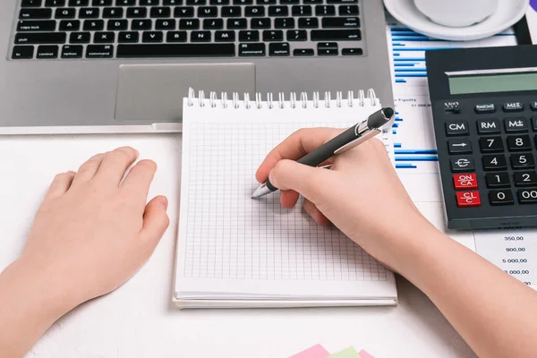 Homem Escreve Num Caderno Local Trabalho Com Computador Calculadora Gráficos — Fotografia de Stock