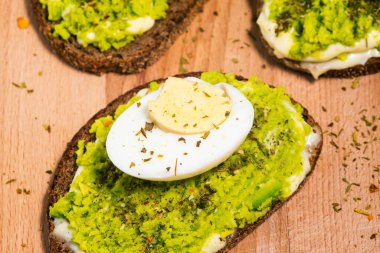 Sandwich with avocado and egg close-up. Healthy food for breakfast, lunch or dinner.