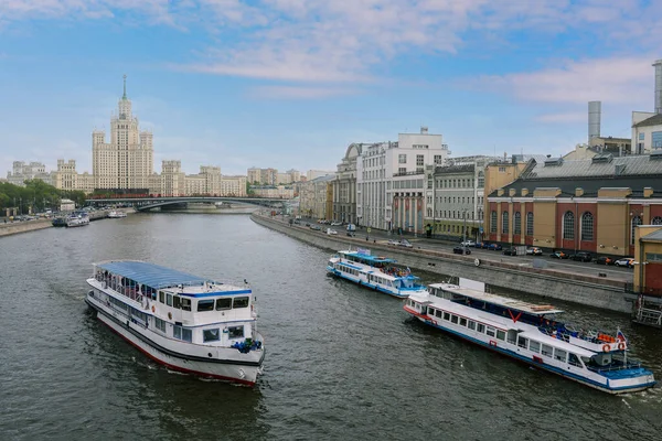 Turist gemisi Moskova nehri boyunca yelken açıyor. Nehir tramvayı yolcu taşır. Seyahat ve turizm. Moskova 'nın manzarası. Moskova, Rusya, 09 Mayıs 2019.