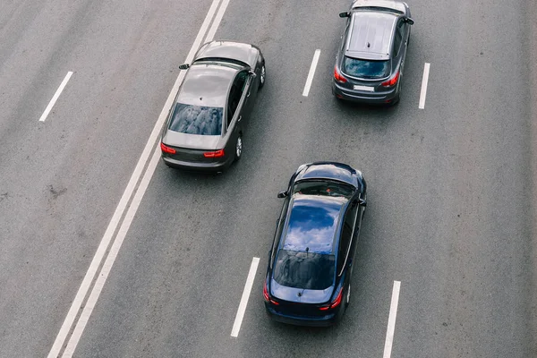 Arabalar otoyol boyunca gider. Yoldaki işaretli arabaların hareketi. Araba trafiği. Yukarıdan görüntüle