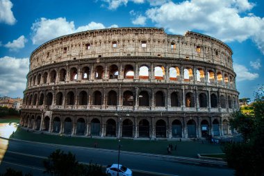 Roma, İtalya - 2011 ARALIK: Roma, İtalya 'da Colosseum. Antik Roma Kolezyumu Avrupa 'nın en önemli turistik merkezlerinden biridir. İnsanlar Roman merkezindeki ünlü Colosseum 'u ziyaret ediyor.