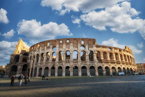 意大利 2011年12月 意大利罗马的竞技场 古罗马竞技场是欧洲最主要的旅游胜地之一 人们参观罗马市中心著名的竞技场 — 图库照片