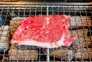 Barbekü veya Japon tarzı yakiniku için ızgara üzerinde ham sığır eti ve domuz eti dilim