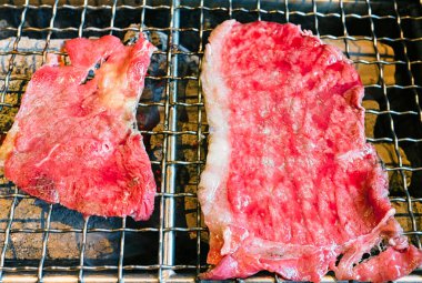Barbekü veya Japon tarzı yakiniku için ızgara üzerinde ham sığır eti ve domuz eti dilim