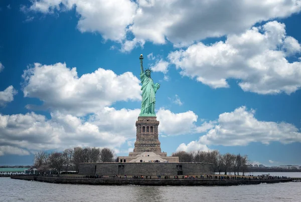 New York Verenigde Staten April 2016 Vrijheidsbeeld Rechtenvrije Stockfoto's