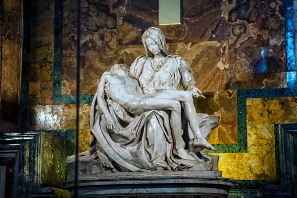 Vatikan Şehri, Vatikan - 25 Aralık 2012: The Pety of the Vatican veya Pieta, Vatikan 'da Aziz Peter' ın Papalık Bazilikası 'nın içinde Michelangelo tarafından mermer şeklinde yapılmış bir heykel grubu.