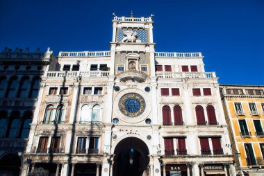 VENICE, ITALY - 25 Aralık 2012: Saint Mark Bazilikası ve Saint Mark 's Campanile (Campanile di San Marco) çan kulesi ile birlikte 25 Aralık 2012