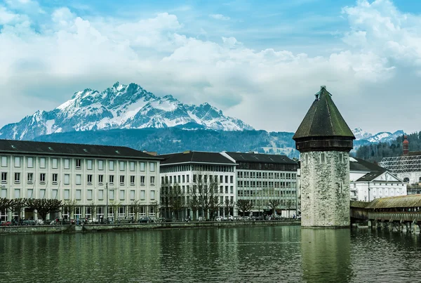 Panoramic vew of the older wooden bridge of Europe in Lucerne Sw — Stock Photo, Image