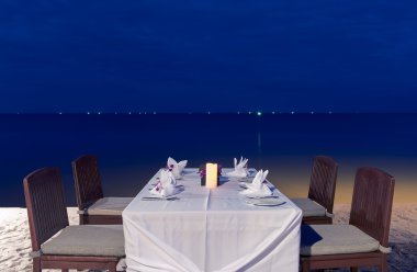 Deniz plaj romantik akşam yemeği