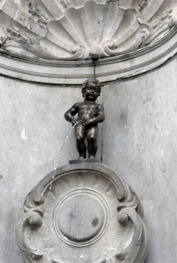 Brussels, Belçika - 6 Temmuz: Brüksel da Manneken Pis heykeli. STA