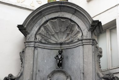Brussels, Belçika - 6 Temmuz: Brüksel da Manneken Pis heykeli. STA