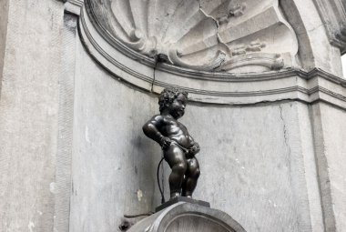 Brussels, Belçika - 6 Temmuz: Brüksel da Manneken Pis heykeli. STA