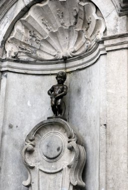 Brussels, Belçika - 6 Temmuz: Brüksel da Manneken Pis heykeli. STA