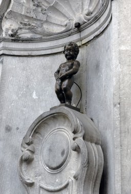 Brussels, Belçika - 6 Temmuz: Brüksel da Manneken Pis heykeli. STA