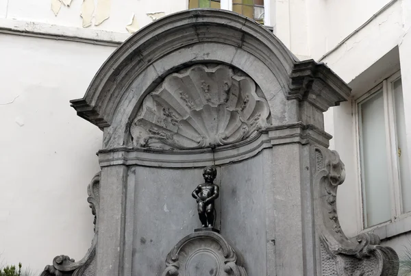 BRUSSELS, BELGIUM - JULY 6: Manneken Pis statue in Brussels. Sta — Stock Photo, Image