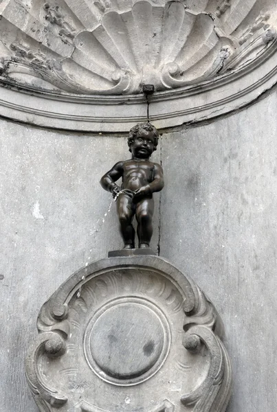 BRUSSELS, BELGIUM - JULY 6: Manneken Pis statue in Brussels. Sta — Stock Photo, Image