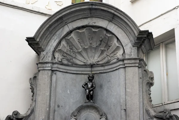 BRUSSELS, BELGIUM - JULY 6: Manneken Pis statue in Brussels. Sta — Stock Photo, Image