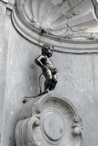 BRUSSELS, BELGIUM - JULY 6: Manneken Pis statue in Brussels. Sta — Stock Photo, Image