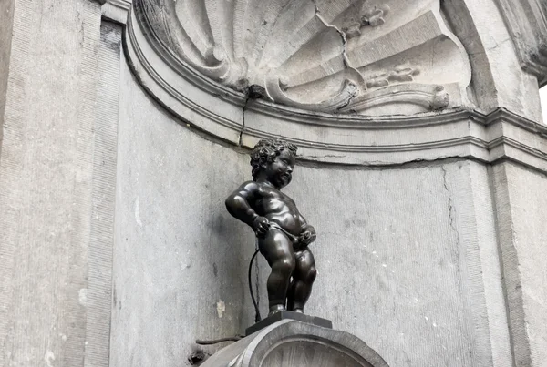 BRUSSELS, BELGIUM - JULY 6: Manneken Pis statue in Brussels. Sta — Stock Photo, Image