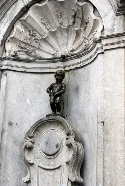 BRUSSELS, BELGIUM - JULY 6: Manneken Pis statue in Brussels. Sta — Stock Photo, Image