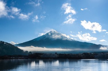 MT fuji erken sabah göl kawaguchiko yansıması ile