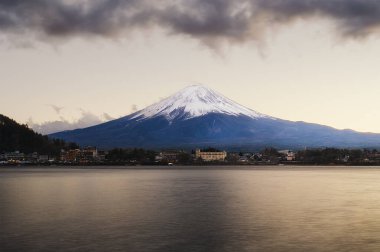 MT fuji erken sabah göl kawaguchiko yansıması ile