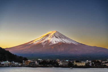 MT fuji erken sabah göl kawaguchiko yansıması ile