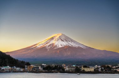 MT fuji erken sabah göl kawaguchiko yansıması ile