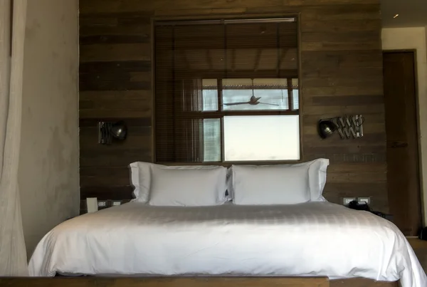 Bett in einem Business-Hotelzimmer — Stockfoto
