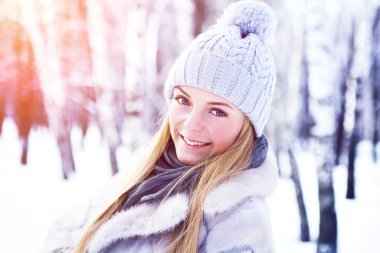 Genç güzel kız kış parkta güneşli bir günde poz