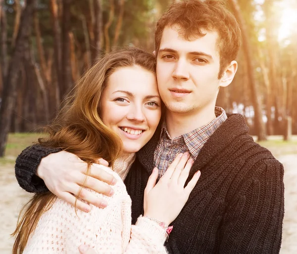 Pareja joven enamorada al aire libre en un día soleado —  Fotos de Stock