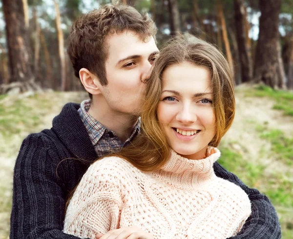 Jong paar in liefde buitenshuis op een zonnige dag — Stockfoto