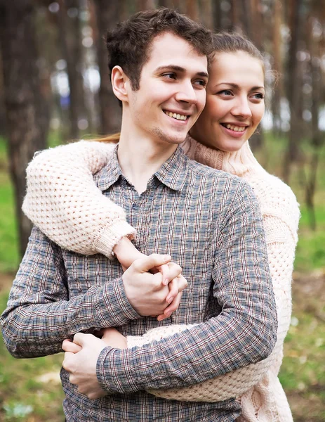 Pareja joven enamorada al aire libre en un día soleado —  Fotos de Stock