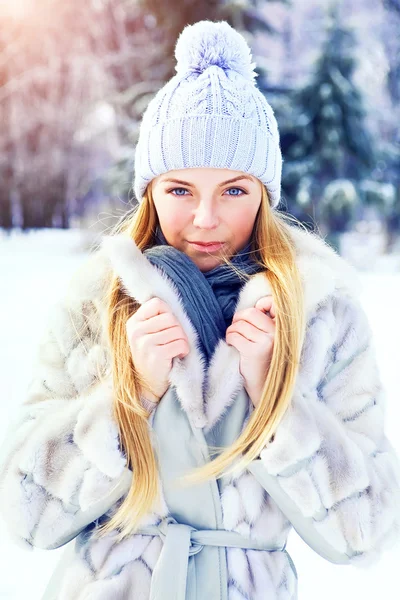 Mooi meisje poseren in winter park op een zonnige dag — Stockfoto