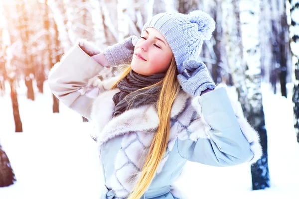 Joven hermosa chica posando en el parque de invierno en un día soleado —  Fotos de Stock