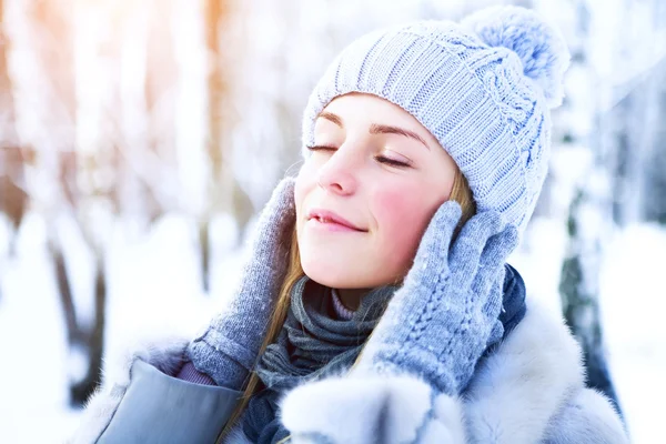 Young beautiful girl posing in winter park on a sunny day — Stock Photo, Image