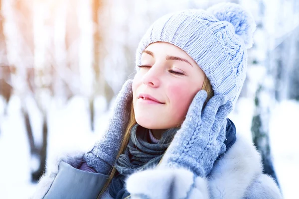 Όμορφη κοπέλα ποζάρει στο χειμερινό πάρκο σε μια ηλιόλουστη ημέρα Royalty Free Φωτογραφίες Αρχείου