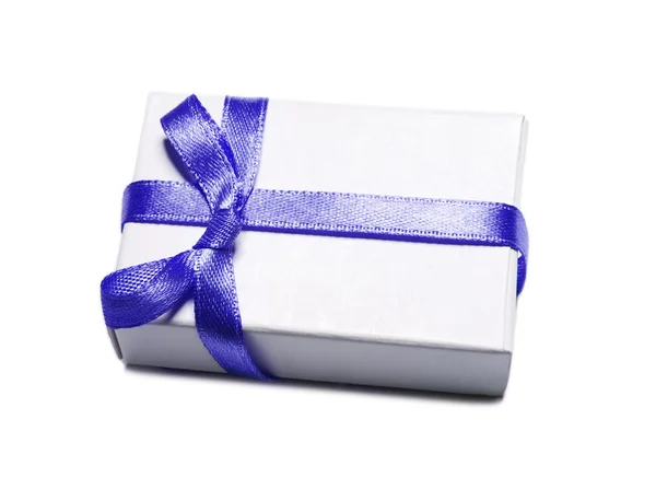 Caja de regalo con lazo azul. Aislado sobre fondo blanco — Foto de Stock