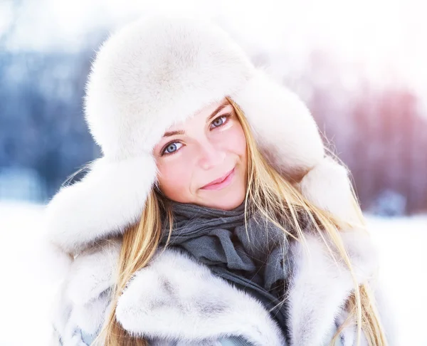 Piękna dziewczyna z doskonałej skóry. Zima zimny dzień w parku pozowanie w słońcu — Zdjęcie stockowe