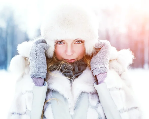 Belle fille avec une peau parfaite. Journée froide d'hiver dans le parc posant au soleil — Photo