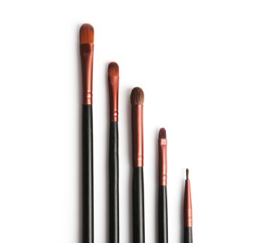 Profesyonel fırça özellikle makyaj için ayarla. Beyaz arka plan üzerinde izole