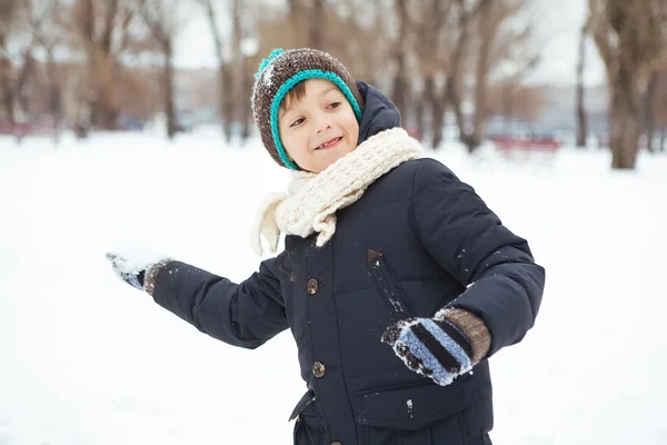 Little boy wants to throw a snowball — Stock Photo, Image