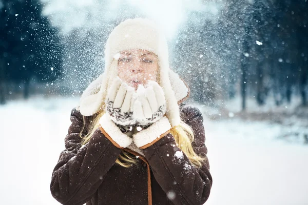 Beautiful girl with perfect skin posing in the park. — Stock Photo, Image