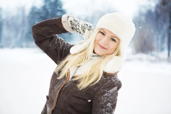 Mooi meisje met perfecte huid poseren in het park. — Stockfoto