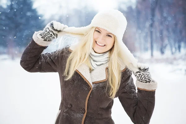 Mooi meisje met perfecte huid poseren in het park. — Stockfoto